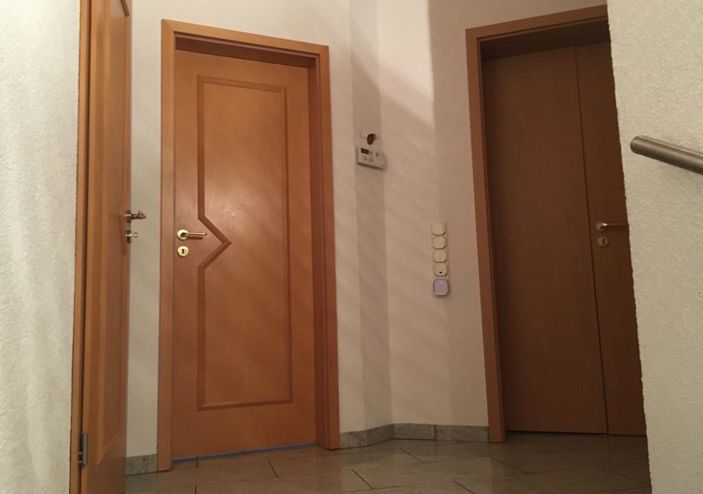 Eingang DG-Wohnung mit Türen zum Abstellraum & Gäste-WC