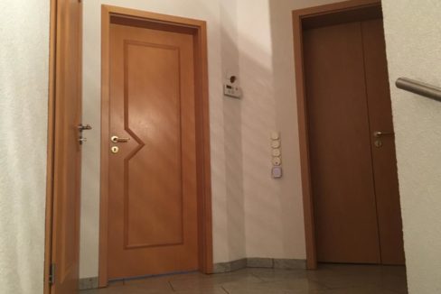 Eingang DG-Wohnung mit Türen zum Abstellraum & Gäste-WC
