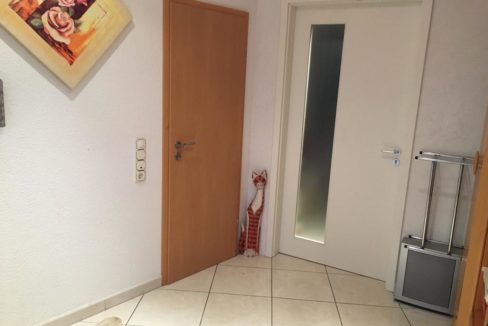 Eingangsbereich zur Wohnung EG & links zur Gäste-WC