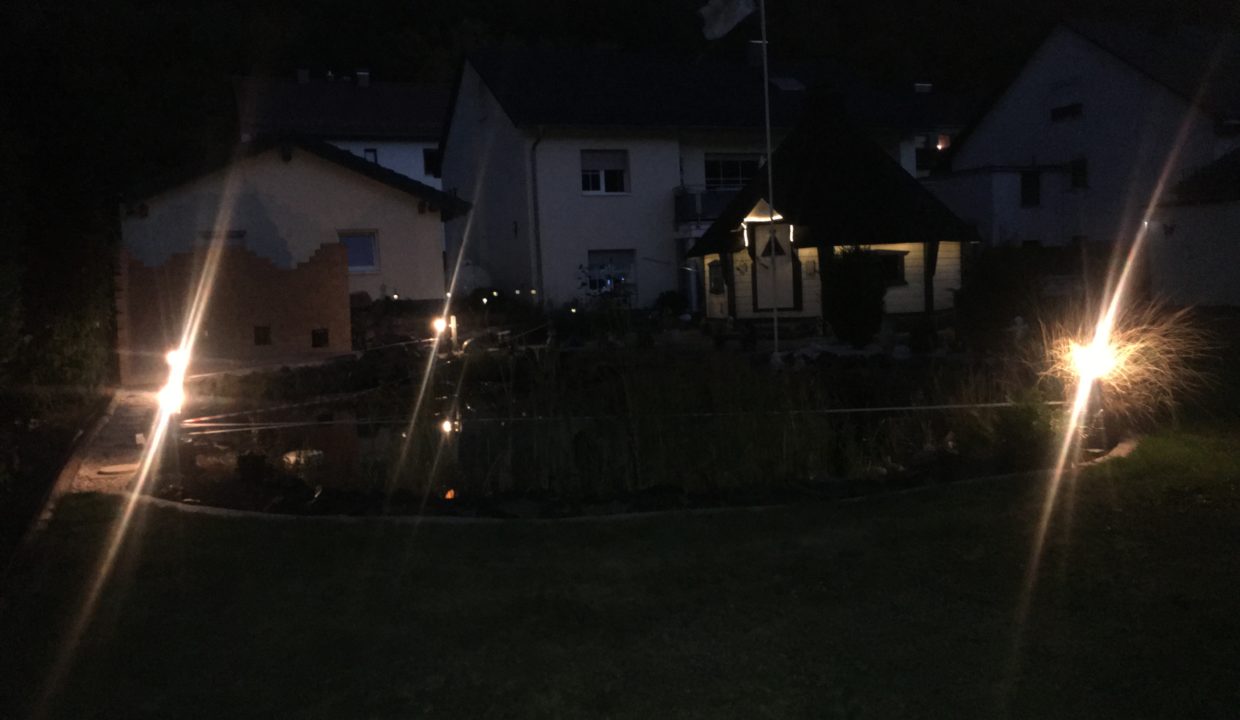 Gartenanlage bei Nacht