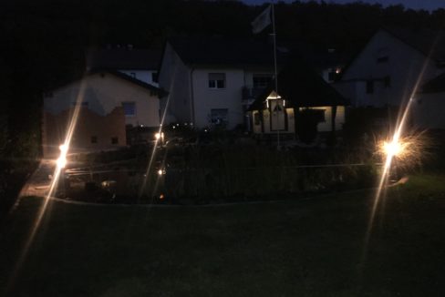 Gartenanlage bei Nacht