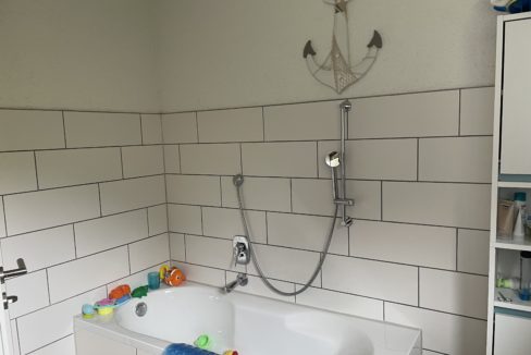 3. Badezimmer mit Badewanne DG