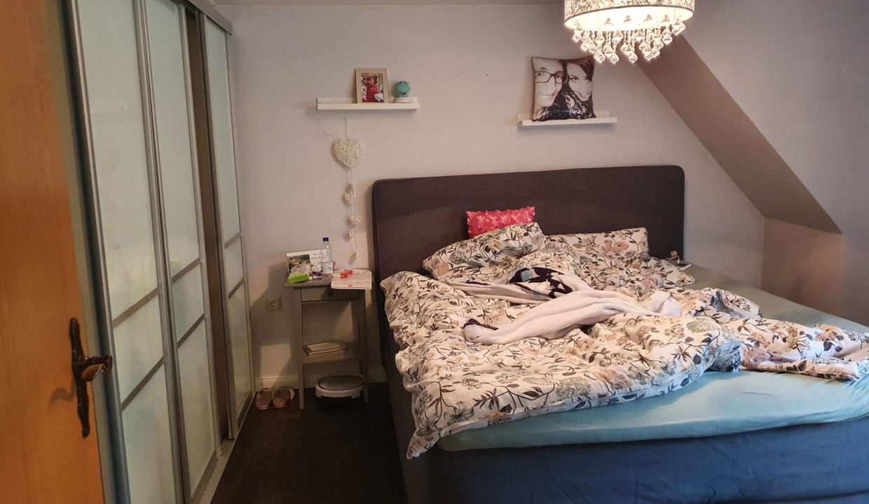 Schlafzimmer mit begehbare Kleiderschrank DG