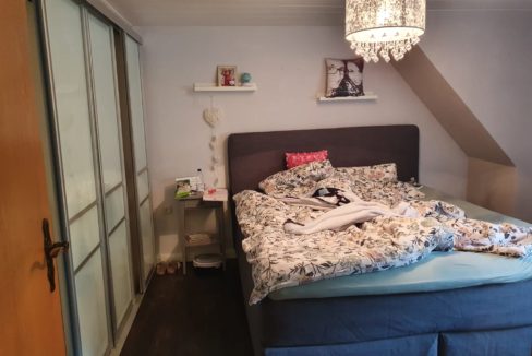 Schlafzimmer mit begehbare Kleiderschrank DG