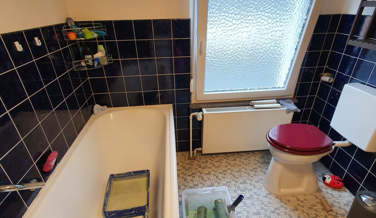 Badezimmer mit Badewanne EG