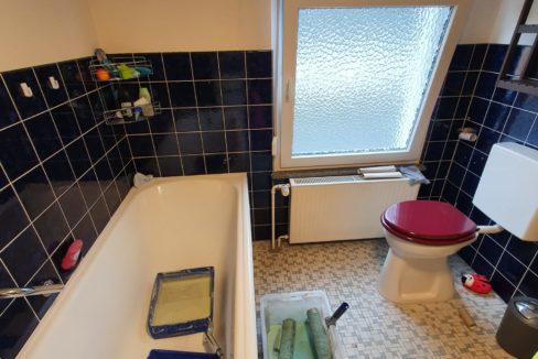 Badezimmer mit Badewanne EG