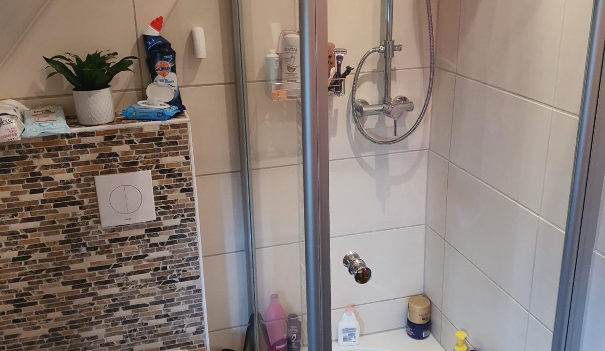 Badezimmer mit Dusche DG