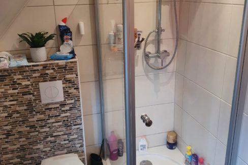 Badezimmer mit Dusche DG