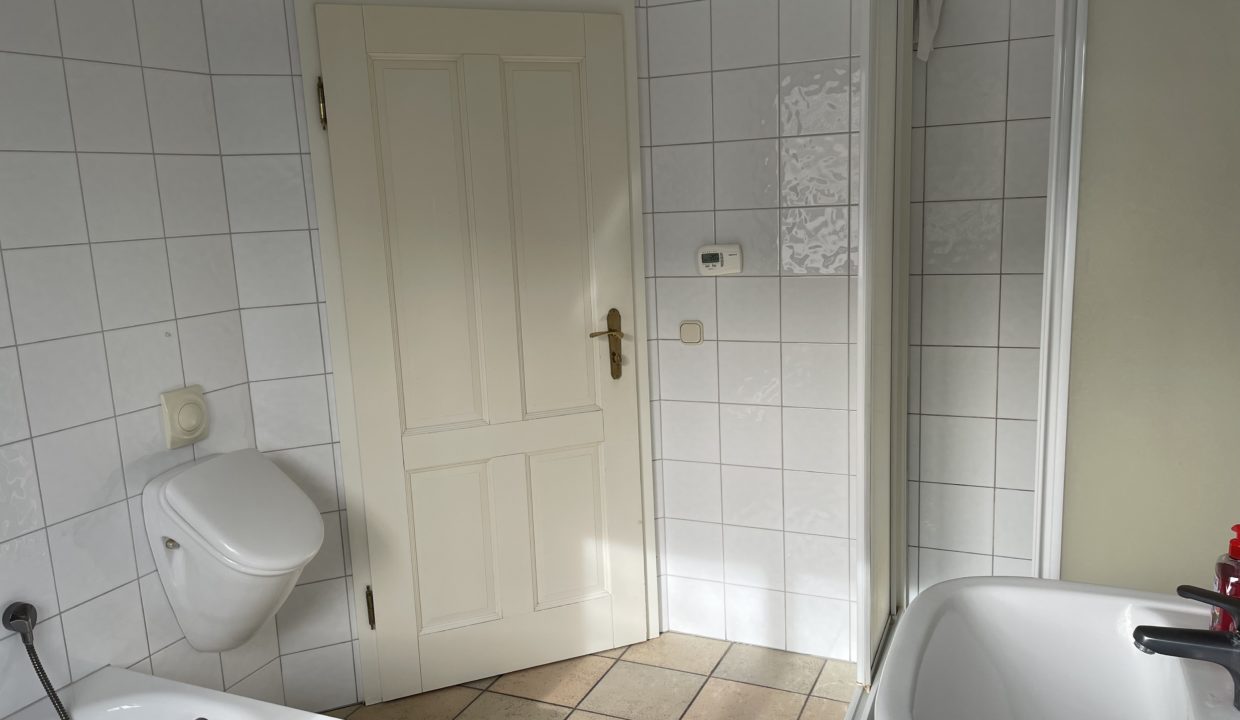 Badezimmer mit Urinal EG